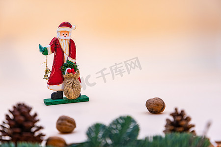 装饰卡片，上面有圣诞老人、坚果和松树枝，还有米色背景中您自己的文字空间