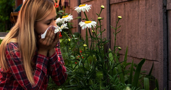 一个年轻女人对花过敏。