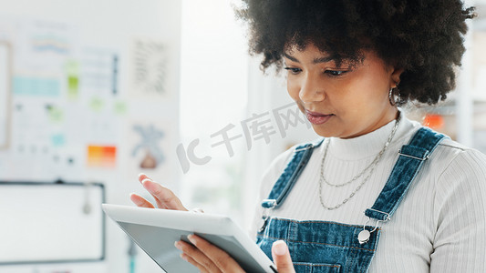 送货、电子商务和平板电脑与仓库中的女性一起使用物流、在线购物和存储库存的业务清单。