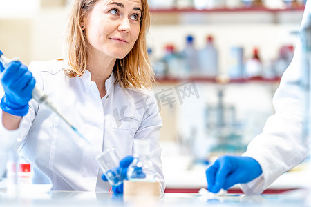 年轻的女科学家正在研究实验室为医疗行业测试一种新药
