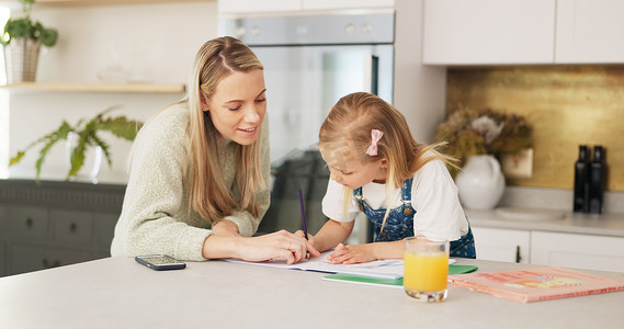 教育、母亲和女孩在厨房里为学校任务、作业或家庭作业写作。