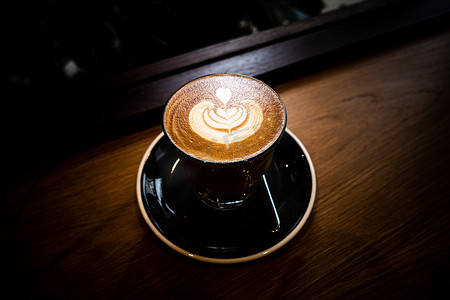 一杯咖啡拿铁顶视图与 Microfoam 牛奶叶形泡沫。