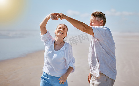 老人舞蹈摄影照片_快乐的老年夫妇，在暑假、浪漫或在户外结合在一起的舞蹈和海滩。