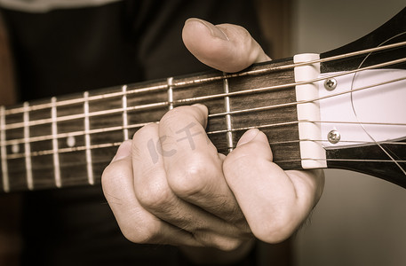 吉他手在 Vintag 的原声吉他上演奏小调和弦