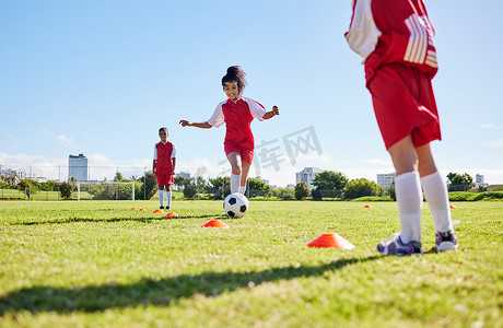 足球、训练或跑步以及一个女子团队在球场上一起玩球进行练习。