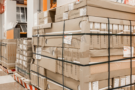 用纸板包装的建筑材料或建筑货物存放在工厂或五金店仓库的木托盘上