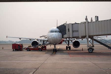 飞机停机坪、Airbus320 停机坪、飞机与航空桥相连、飞机运行