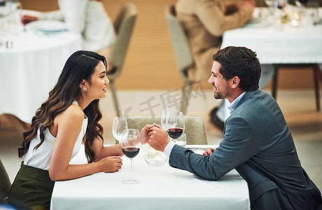 餐厅、约会对象和情侣手牵手与葡萄酒共度浪漫晚餐、放松身心和周年庆典。
