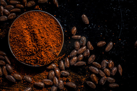 包药摄影照片_黑色木质表面抗衰老的咖啡面膜，由一些咖啡豆和蜂蜜组成。