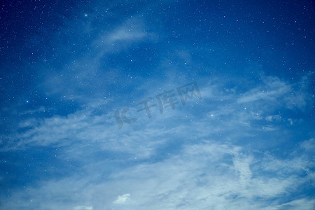 星夜星系星星宇宙中的空间尘埃，长曝光照片，有颗粒。