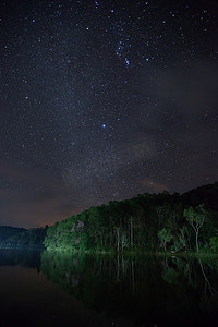 大坝水面夜景银河与星光倒影