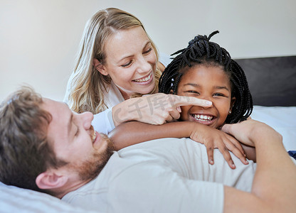 黑人女孩、孩子或父母在家里、家里或旅馆的床上玩有趣的游戏或活动。