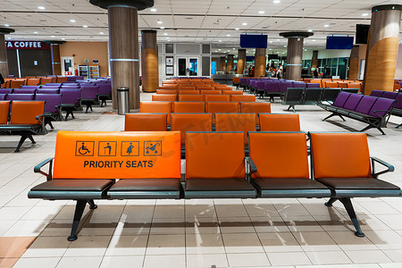 机场登机口等候区的空座位排。
