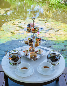 在水塘喝下午茶，在泰国热带花园喝下午茶