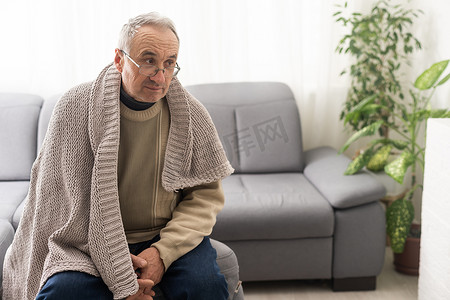 80 多岁的悲伤白人老人的特写脸感到不安和孤独，站在室内看着别处，孤独的概念，疗养院护理，老年病帕金森阿尔茨海默痴呆老化过程。