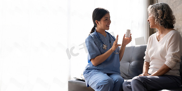 年轻护士在医院或诊所的检查室为患者提供建议和建议药物，医疗服务