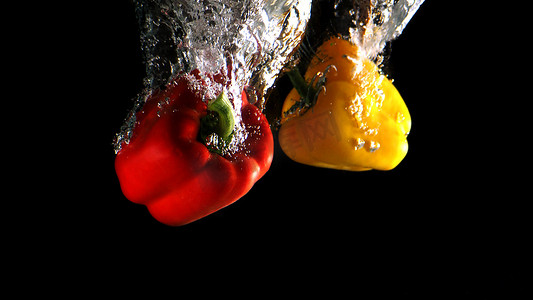 胡椒摄影照片_滴入水中清洗蔬菜