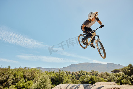 山地自行车、跳高和运动员在大自然中为比赛或训练做特技。