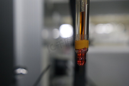 ph酸性摄影照片_pH 计的特写视图，一种在化学实验室中测量 pH 值的装置