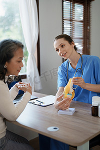 一位女医生与一位老年患者谈论骨关节炎的画像。