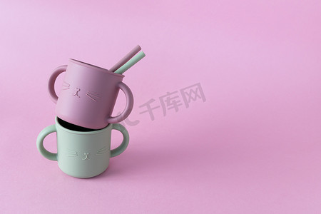 现代柔和色硅胶吸管杯，粉色背景吸管。