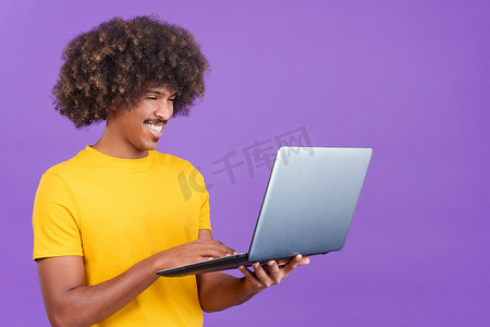 快乐的非洲人站着用笔记本电脑