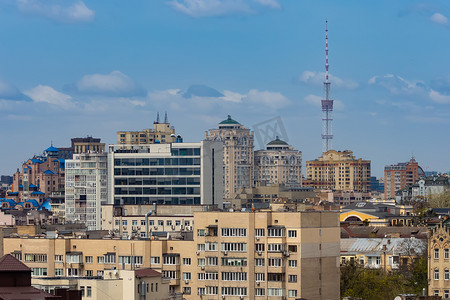 乌克兰基辅- 2023年4月24日：基辅市和基辅电视塔的街道。