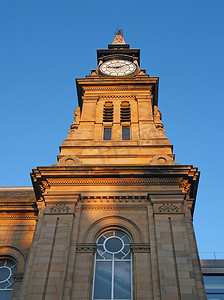 南港默西塞德郡历史悠久的维多利亚时代阿特金森大楼的钟楼，映衬着蔚蓝的夏日天空