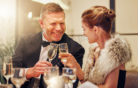在豪华活动中庆祝目标、成就或新年的成功、祝酒或情侣。