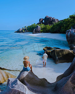 Anse Source dArgent La Digue Island, Seyshelles, 夫妇在海滩豪华假期散步