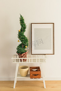 盆栽中的室内柏树或崖柏正在装饰像圣诞树一样的球。