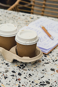 两个带盖的纸杯，用来盛茶。
