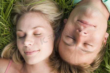 30天摄影照片_躺在草地上睡觉的夫妇