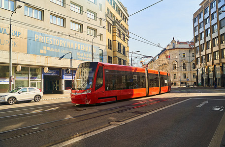 斯洛伐克，布拉迪斯拉发 — 2022年10月8日：布拉迪斯拉发街头的现代红色电车