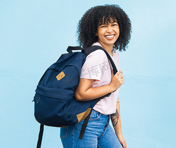 肖像、学生和黑人妇女背着蓝色背景的背包学习。