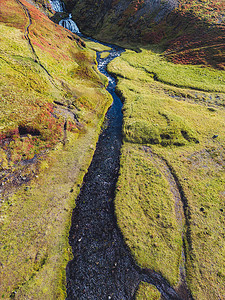 从瀑布流下来的小溪流 — 冰岛