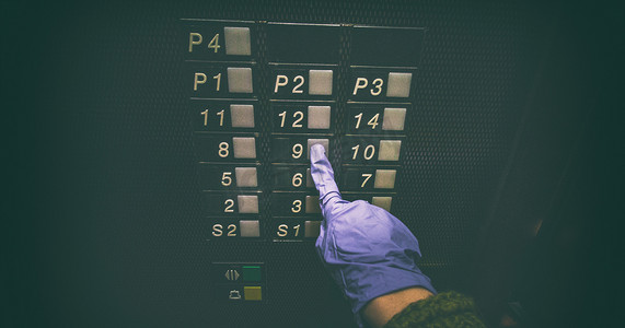 手戴医用手套按电梯按钮卫生、接触公共表面、个人手部卫生护理 COVID-19 冠状病毒预防横幅