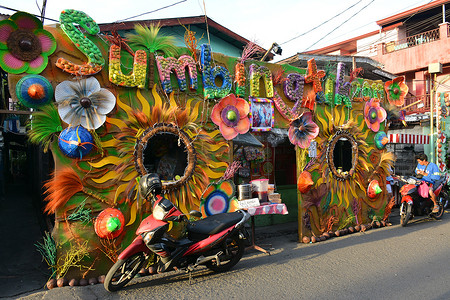 菲律宾节日摄影照片_位于 Cainta、Rizal、Philipp 的 Sumbingtik Festival 房屋装饰立面