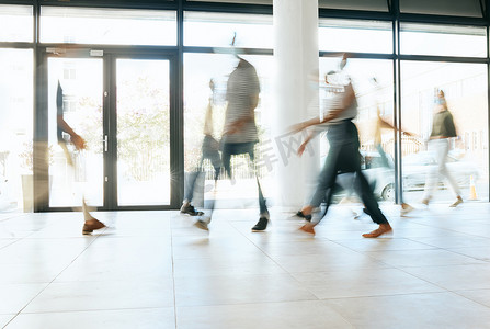 运动模糊、忙碌的办公室和商务人士在工作场所、初创公司或代理机构中行走、移动或快速移动。