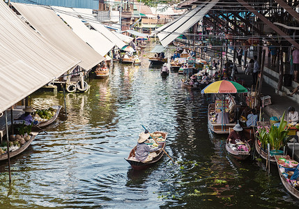 市场求职简历摄影照片_人们在 Damnoen saduak 水上市场，曼谷泰国