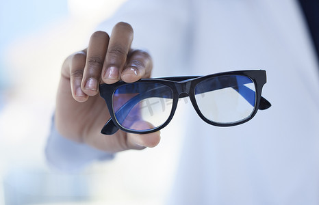 眼镜、验光和医生的手，用于视力、视力检查和处方眼镜。