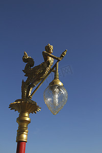 灯杆摄影照片_金灯和灯杆背景与蓝天，在 Wat Ban Ngao（寺庙），拉廊，泰国。