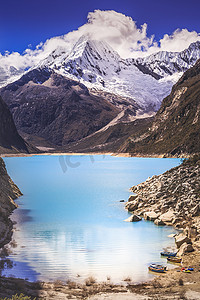 白雪皑皑的安第斯山脉白雪皑皑的科迪勒拉布兰卡的绿松石帕隆湖，安卡什，秘鲁