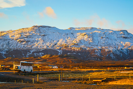 冰岛冬天的雪山和蓝天