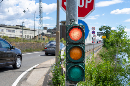 城市中供有交通的行人使用的小红绿灯