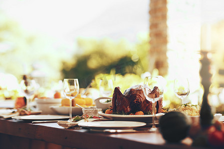 在没有人的露台上享用美食、餐桌和传统庆祝活动，举办感恩节、聚会和家庭聚会的有趣活动。