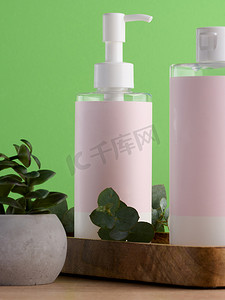 补药摄影照片_绿色背景上带有粉红色纸标签的化妆品瓶。
