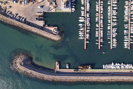 小火箭摄影照片_西班牙地中海沿岸奥罗佩萨德尔马小航海港口的垂直空中俯视图