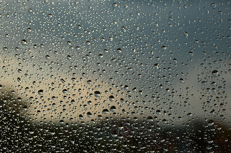 窗户背景摄影照片_雨滴落在窗户上，下雨天
