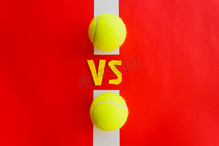 网球场线上的字母 vs